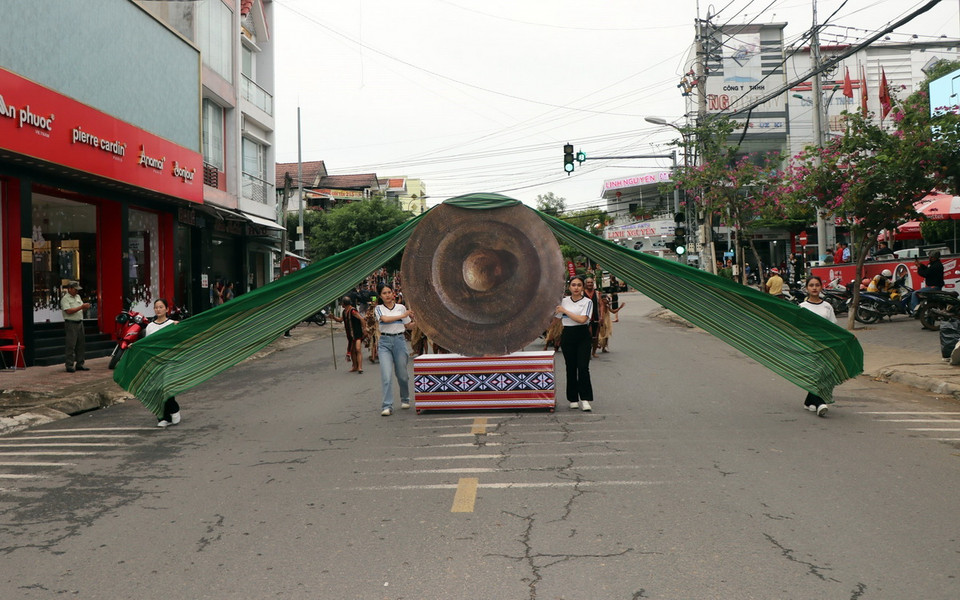 Các nghệ nhân diễu hành qua các con phố chính của thành phố Kon Tum. (Ảnh: Cao Nguyên/TTXVN)