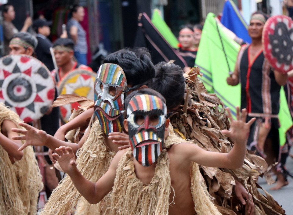 Nhiều nghệ nhân diễu hành với hóa trang mang dậm bản sắc văn hóa Tây Nguyên. (Ảnh: Cao Nguyên/TTXVN)