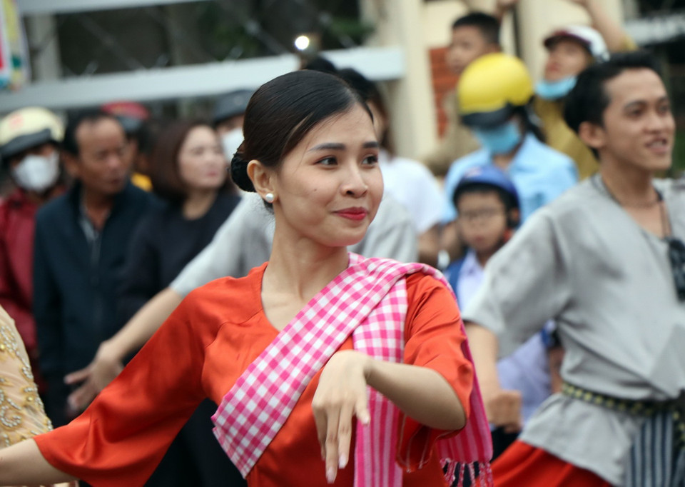 Các nghệ nhân tỉnh An Giang tham gia Lễ hội đường phố tại Kon Tum. (Ảnh: Cao Nguyên/TTXVN)