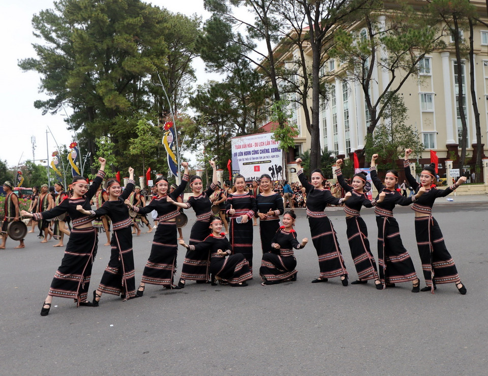 Tiết mục múa đẹp cùng trang phục dân tộc đặc trưng đem lại nét độc đáo tại Lễ hội đường phố. (Ảnh: Cao Nguyên/TTXVN)