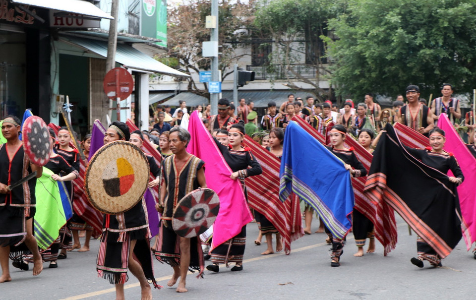 Các tiết mục nghệ thuật đặc sắc trên đường phố thu hút người dân và du khách chiêm ngưỡng. (Ảnh: Cao Nguyên/TTXVN)