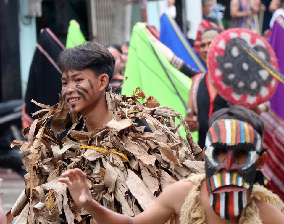 Nhiều nghệ nhân diễu hành với hóa trang mang dậm bản sắc văn hóa Tây Nguyên. (Ảnh: Cao Nguyên/TTXVN)