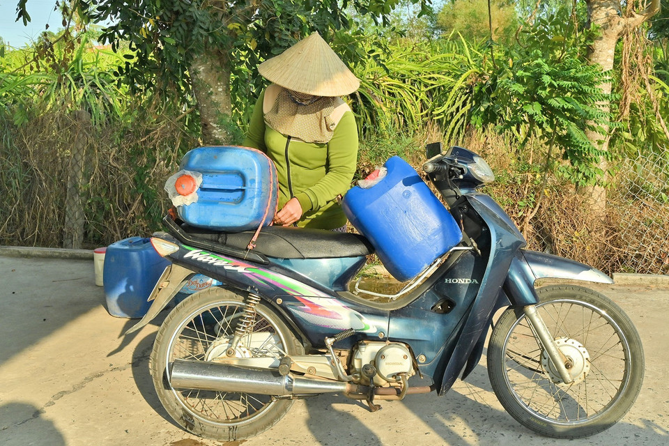 Người dân phải đi mua nước từ các nơi khác về sử dụng. (Ảnh: Nguyễn Thanh/TTXVN)