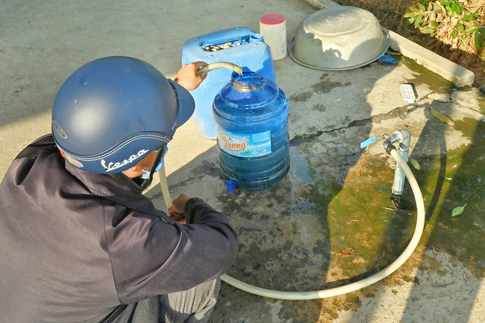 Người dân phải đi mua nước từ các nơi khác về sử dụng. (Ảnh: Nguyễn Thanh/TTXVN)