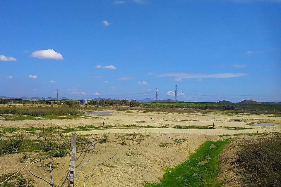 Hồ Tà Mon đã cạn trơ đáy, dưới mực nước chết. (Ảnh: Nguyễn Thanh/TTXVN)