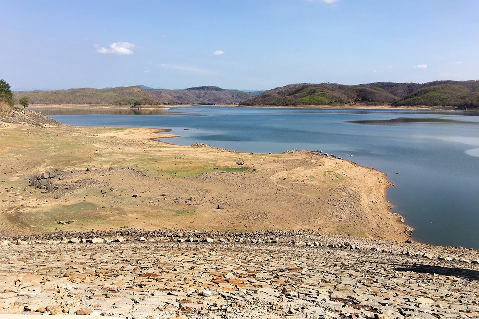 Hồ Sông Quao hiện chỉ còn 20% dung tích thiết kế. (Ảnh: Nguyễn Thanh/TTXVN)