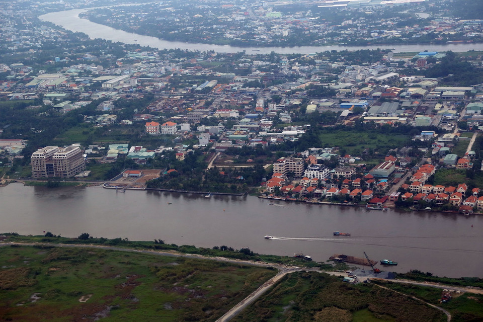 Dự kiến cuối năm 2018, công trình hoàn thành sẽ cho phép sà lan trên 300 tấn lưu thông từ Bình Dương về các cảng ở TP. Hồ Chí Minh, giảm áp lực cho giao thông đường bộ. (Ảnh: Huy Hùng/TTXVN) 