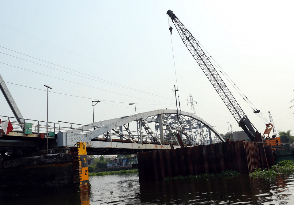 Cầu đường sắt Bình Lợi mới có đường dẫn và phần cầu chính dài hơn 1,3km, nằm cách cầu cũ hơn 100 năm tuổi 12m về phía hạ lưu. (Ảnh: Huy Hùng/TTXVN)