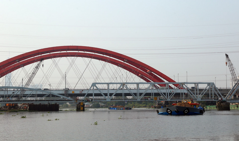 Do tĩnh không thấp, khi thủy triều lên các tàu thuyền dễ bị mắc kẹt tại cầu đường sắt Bình Lợi. (Ảnh: Huy Hùng/TTXVN)