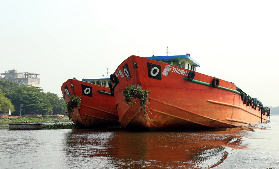 Tàu thuyền trên 300 tấn phải neo đậu trước cầu Bình Lợi khoảng 1km để đợi nước thủy triều xuống mới qua được cầu Bình Lợi do tĩnh không của cầu thấp. (Ảnh: Huy Hùng/TTXVN)