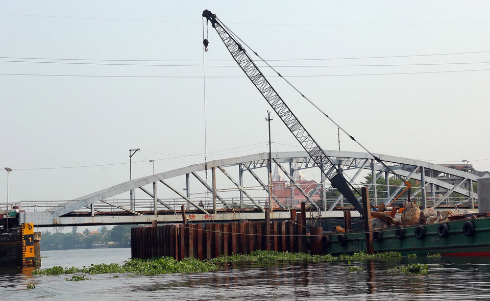 Thi công mới cầu sắt Bình Lợi để nâng tĩnh không thông thuyền của cầu hiện nay từ 1,5m lên 7m. (Ảnh: Huy Hùng/TTXVN)