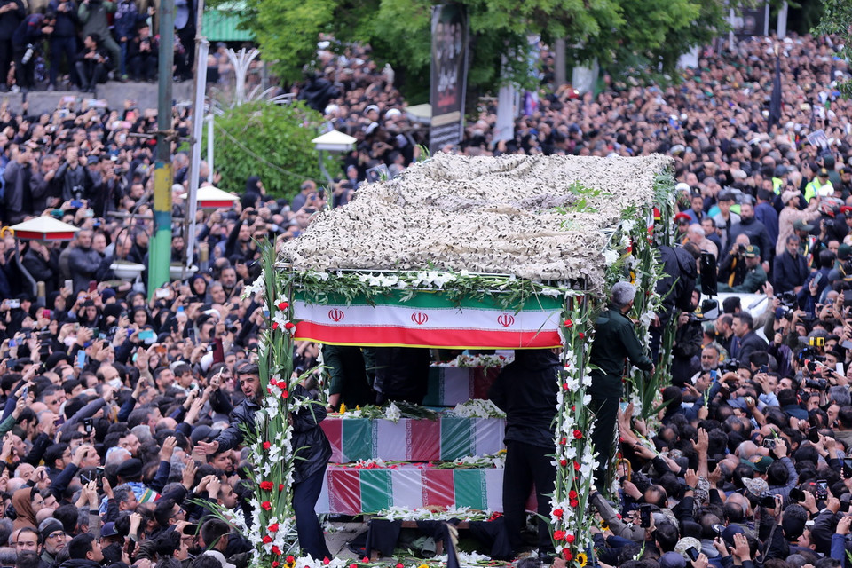 Ngày 22/5, Lãnh tụ Tối cao Iran Ayatollah Ali Khamenei đã chủ trì tang lễ Tổng thống Ebrahim Raisi cùng đoàn tháp tùng tử nạn trong vụ rơi máy bay trực thăng tại tỉnh Đông Azerbaijan hôm 19/5. (Ảnh: THX/TTXVN)