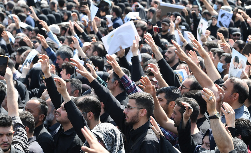 Người dân Iran đưa tang cố Tổng thống Ebrahim Raisi. (Ảnh: THX/TTXVN)