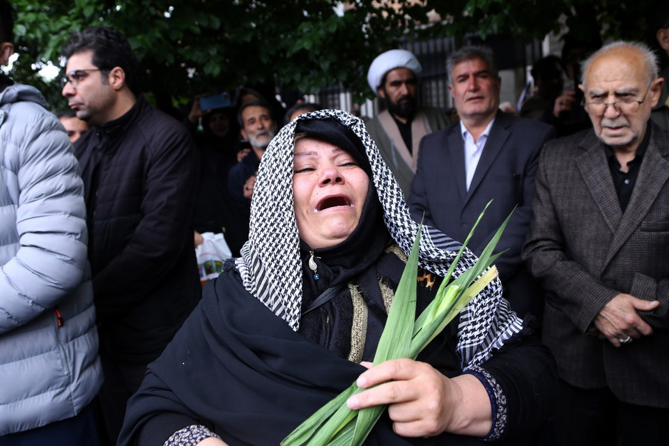 Người dân Iran đau buồn đưa tiễn cố Tổng thống Ebrahim Raisi. (Ảnh: THX/TTXVN)