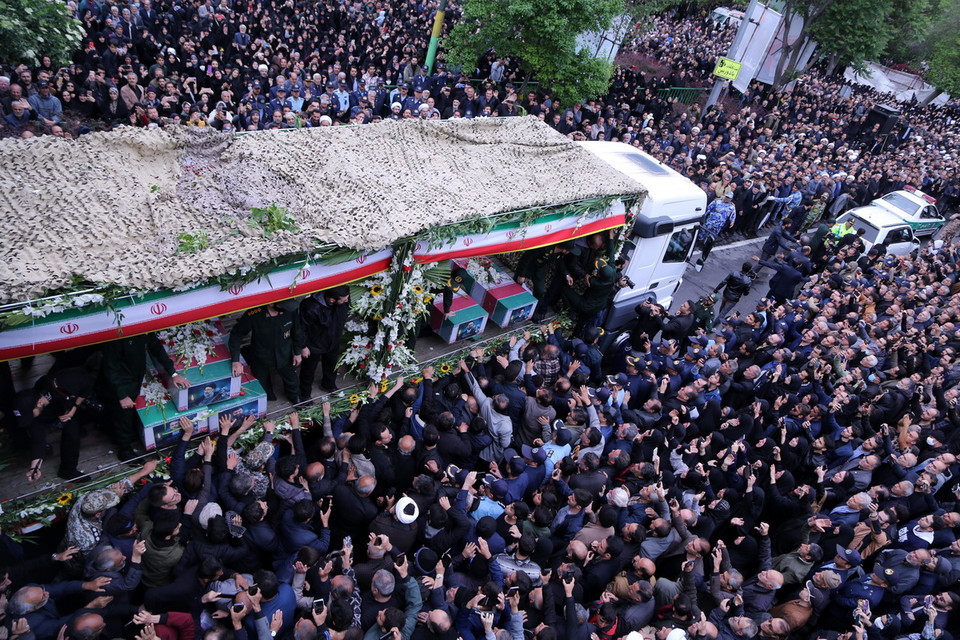 Đông đảo người dân Iran đã đổ ra các tuyến đường ở thủ đô Tehran để đưa tiễn nhà lãnh đạo đất nước. (Ảnh: THX/TTXVN)