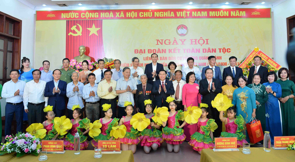 Chủ tịch Quốc hội Vương Đình Huệ và Phó Chủ tịch Thường trực Quốc hội Trần Thanh Mẫn cùng các đại biểu phường Quán Thánh, Hà Nội. (Ảnh: Minh Đức/TTXVN)