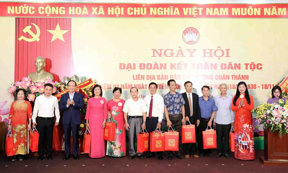 Chủ tịch Hội đồng Nhân dân thành phố Hà Nội Nguyễn Ngọc Tuấn và Chủ tịch Ủy ban Mặt trận Tổ quốc Việt Nam thành phố Hà Nội Nguyễn Lan Hương tặng quà cho 10 hộ gia đình tiêu biểu phường Quán Thánh. (Ảnh: Minh Đức/TTXVN)