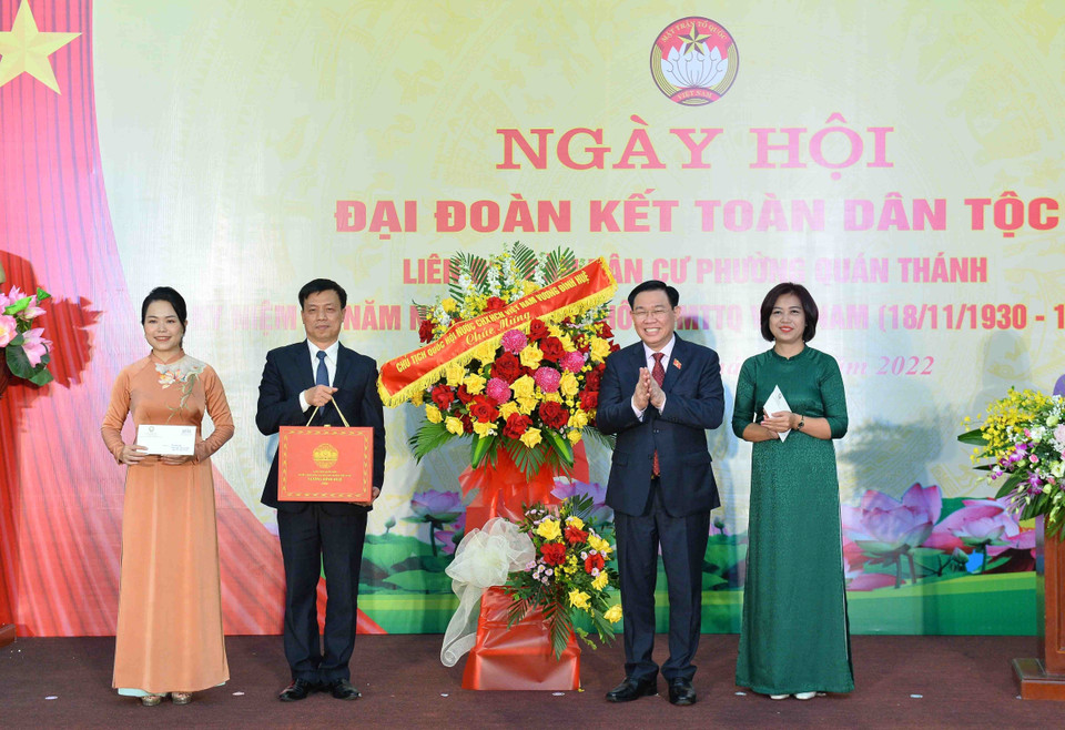 Chủ tịch Quốc hội Vương Đình Huệ tặng hoa chúc mừng Ngày hội Đại đoàn kết toàn dân tộc liên địa bàn dân cư phường Quán Thánh, quận Ba Đình, Hà Nội. (Ảnh: Minh Đức/TTXVN)