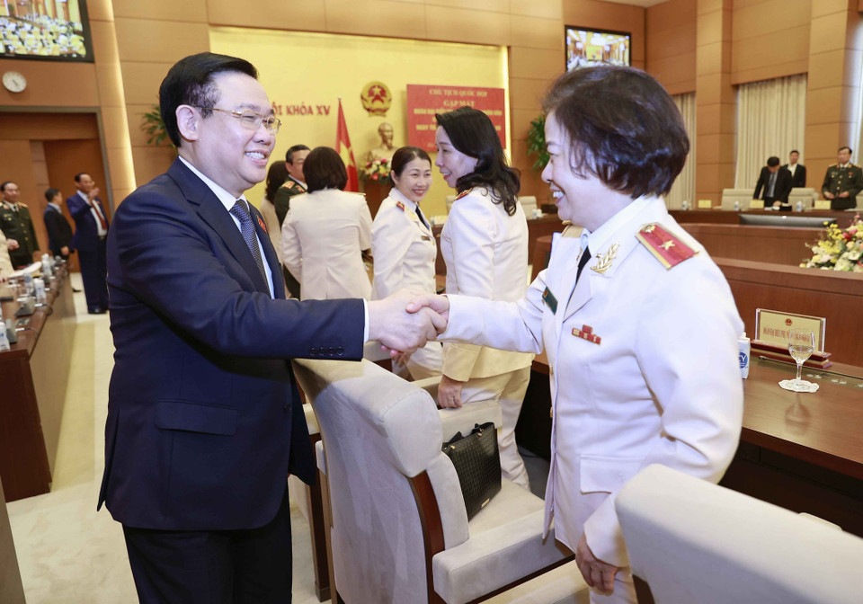 Qua thực hiện các phong trào thi đua, các cuộc vận động, hội viên phụ nữ, chị em đã luôn phấn đấu, rèn luyện, trưởng thành, có nhiều sáng kiến, cách làm hay, góp phần thực hiện nhiệm vụ chính trị của đơn vị trên tất cả các mặt công tác công an. (Ảnh: Doãn Tấn/TTXVN)