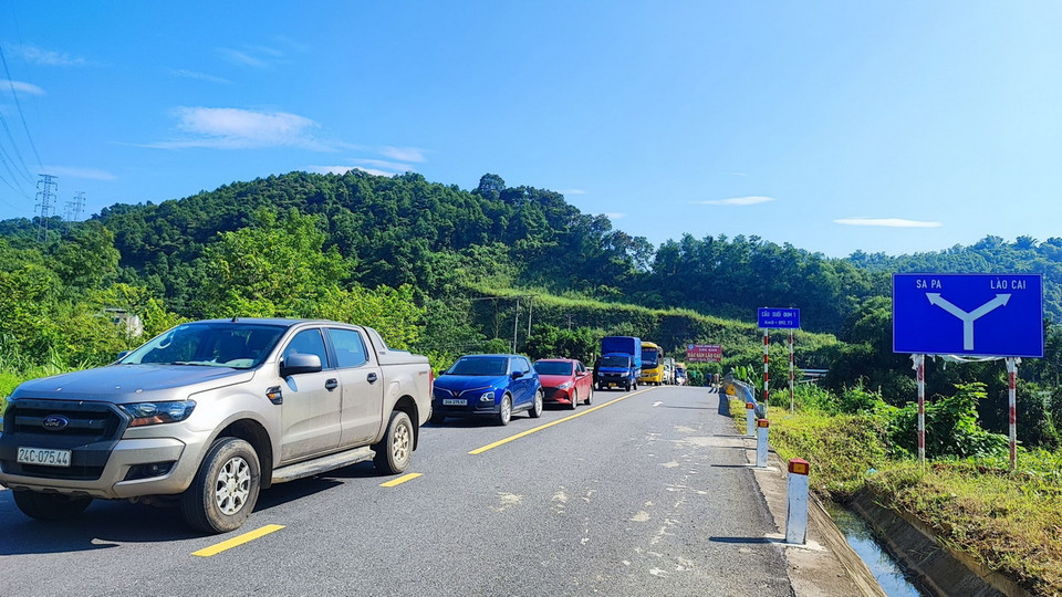 Người điều khiển phương tiện được hướng dẫn di chuyển theo Tỉnh lộ 155 mới để tránh điểm sạt lở đang có nguy cơ tiếp diễn. (Ảnh: Quốc Khánh/TTXVN)