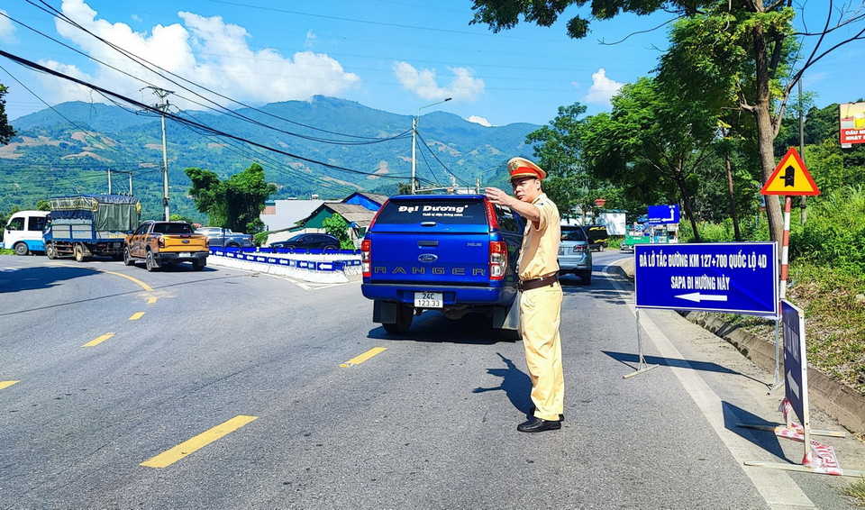 Lực lượng chức năng tổ chức phân luồng cho các phương tiện tham gia giao thông. (Ảnh: Quốc Khánh/TTXVN)