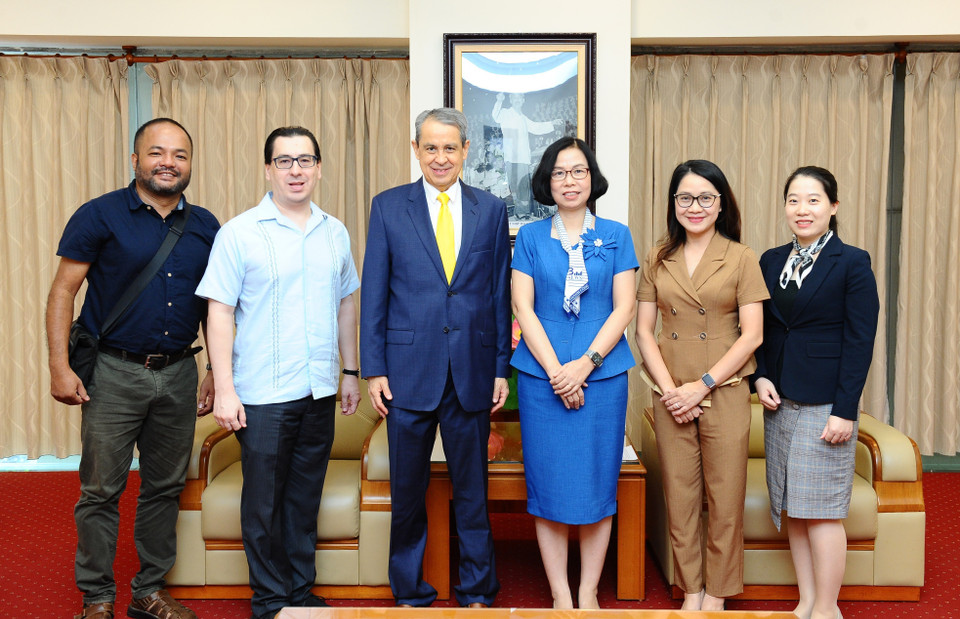 Tổng Giám đốc Thông tấn xã Việt Nam Vũ Việt Trang chụp ảnh chung với Đại sứ Mexico tại Việt Nam Alejandro Negrin Muñoz và các đại biểu. (Ảnh: Minh Đức/TTXVN)