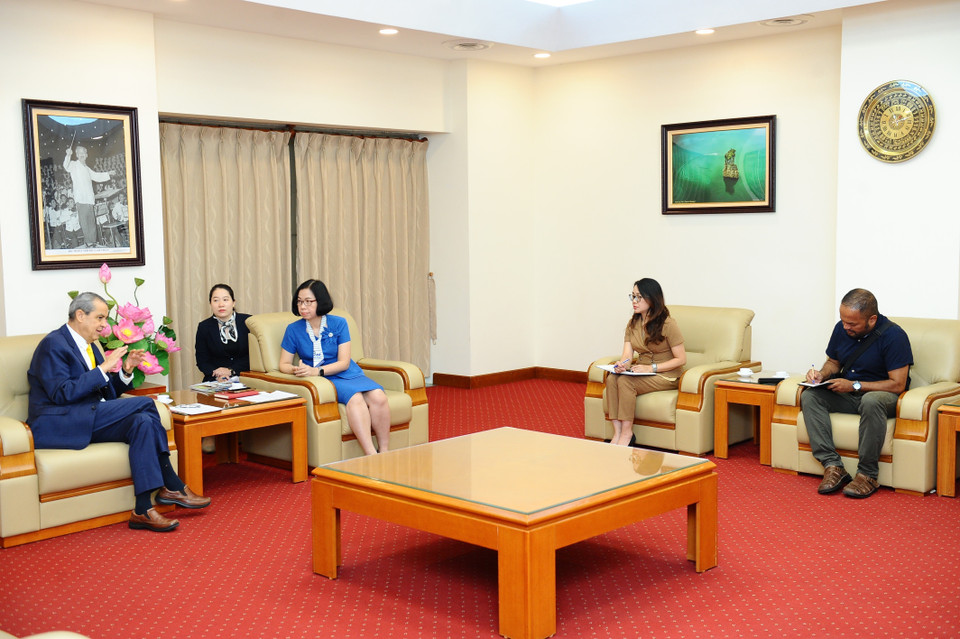 Tổng Giám đốc Thông tấn xã Việt Nam Vũ Việt Trang tiếp Đại sứ Mexico tại Việt Nam Alejandro Negrin Muñoz. (Ảnh: Minh Đức/TTXVN)