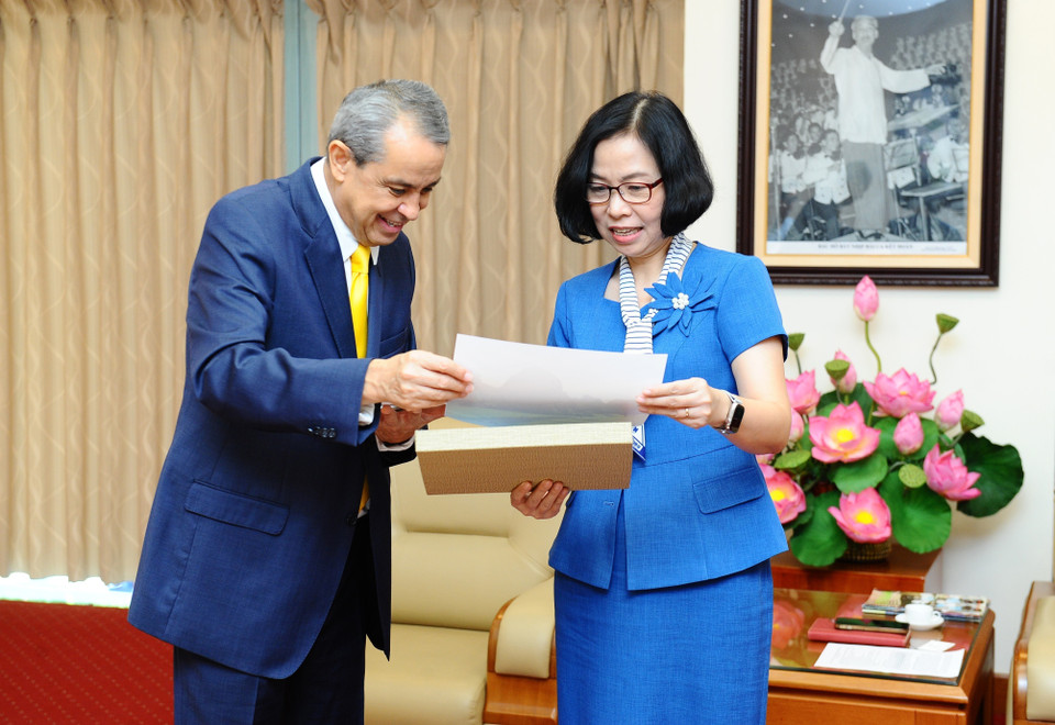 Tổng Giám đốc Thông tấn xã Việt Nam Vũ Việt Trang trao đổi với Đại sứ Mexico tại Việt Nam Alejandro Negrin Muñoz. (Ảnh: Minh Đức/TTXVN)