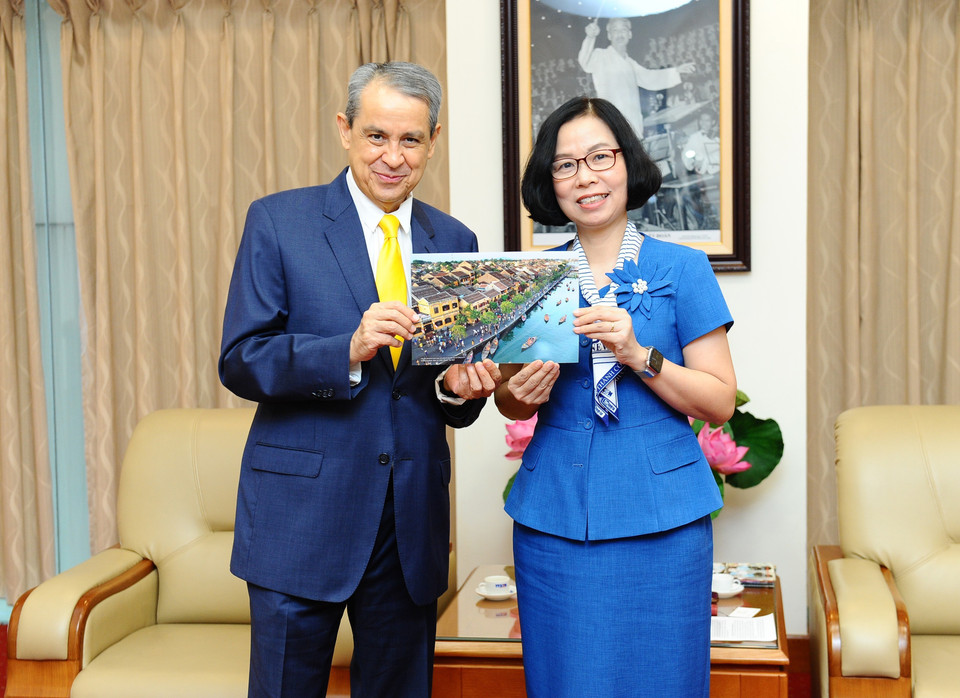 Tổng Giám đốc Thông tấn xã Việt Nam Vũ Việt Trang tặng quà kỷ niệm cho Đại sứ Mexico tại Việt Nam Alejandro Negrin Muñoz. (Ảnh: Minh Đức/TTXVN)