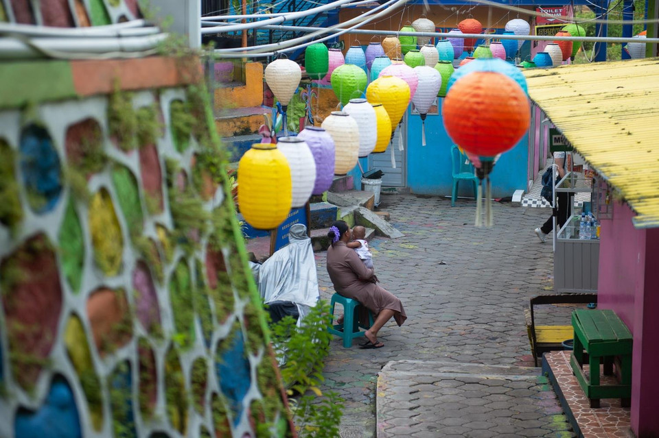 Từ một ngôi làng xập xệ sắp bị phá bỏ, làng Jodipan ở Malang, Đông Java, đã trở thành điểm thu hút du lịch của Indonesia sau khi được khoác lên lớp áo mới rực rỡ sắc màu. (Nguồn: THX/TTXVN)