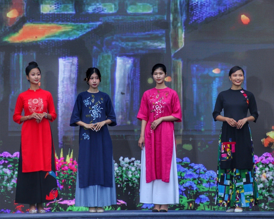 Thông qua chuỗi hoạt động này ngành du lịch Thủ đô mong muốn đưa hình ảnh Áo dài truyền thống dần trở thành “đại sứ du lịch” - một sản phẩm đặc trưng của vùng đất kinh kỳ ngàn năm văn hiến. (Ảnh: Tuấn Đức/TTXVN)