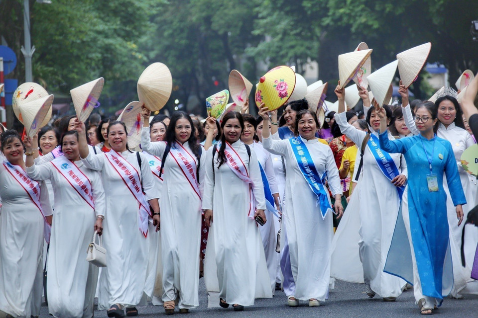Lễ diễu hành nằm trong khuôn khổ Lễ hội Áo dài Du lịch Hà Nội 2023. (Ảnh: Tuấn Đức/TTXVN)