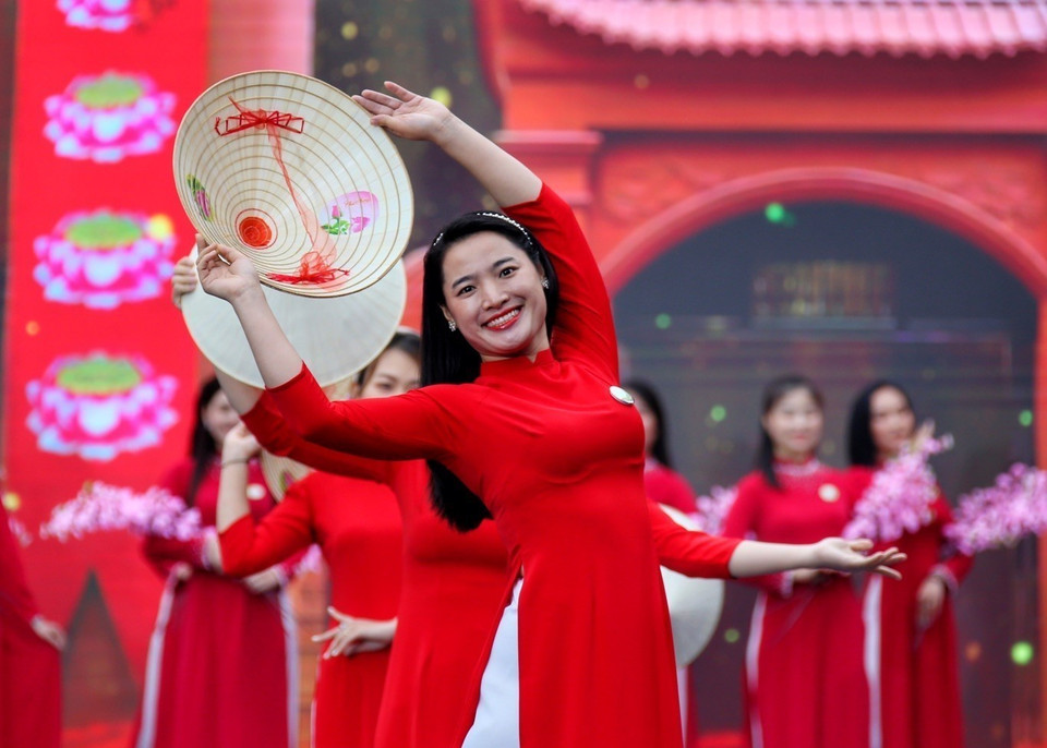 Phụ nữ thuộc các quận, huyện trên địa bàn Thủ đô trình diễn áo dài. (Ảnh: Tuấn Đức/TTXVN)