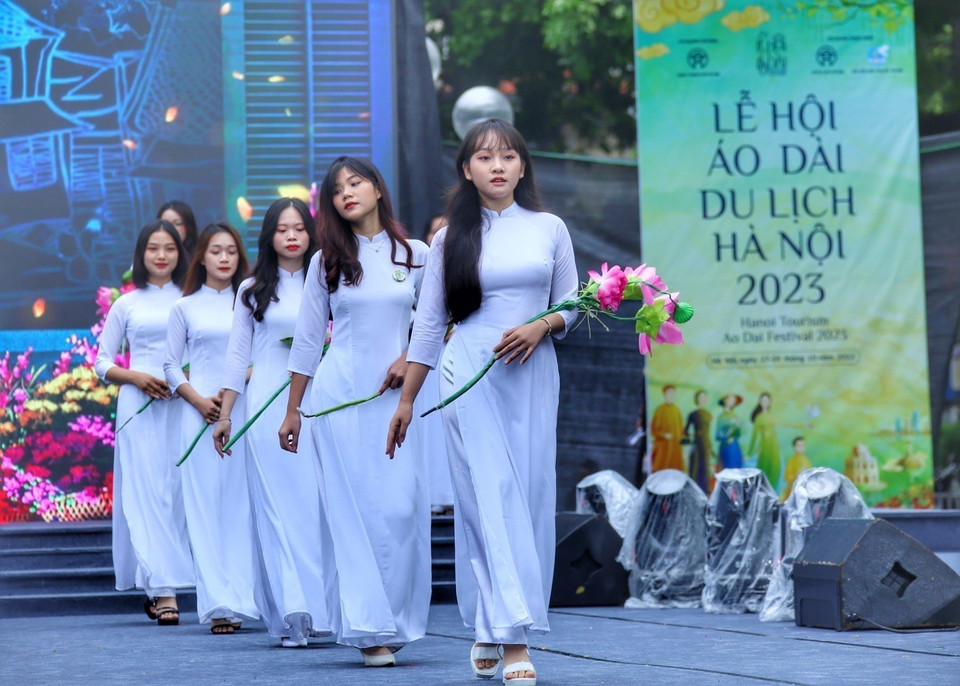 Các thiếu nữ Thủ đô trình diễn áo dài. (Ảnh: Tuấn Đức/TTXVN)