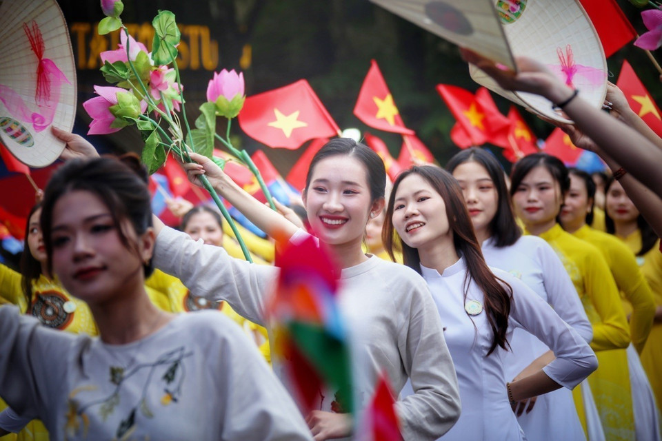 Màn đồng diễn áo dài của phụ nữ thuộc các quận, huyện trên địa bàn Thủ đô. (Ảnh: Tuấn Đức/TTXVN)