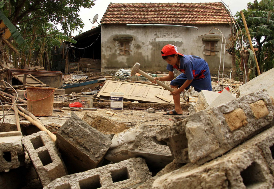 Một nhà dân ở xã An Thủy, huyện Lệ Thủy, tỉnh Quảng Bình, bị đổ sập hoàn toàn. (Ảnh: Văn Tý/TTXVN)