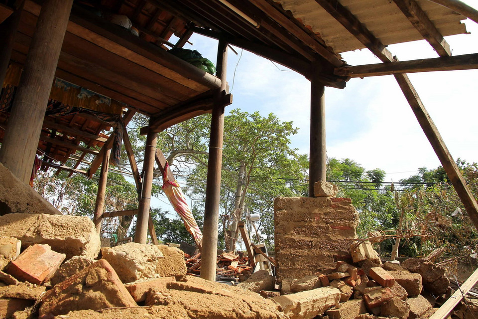 Nhiều gia đình ở xã An Thủy, huyện Lệ Thủy, tỉnh Quảng Bình trắng tay sau lũ. (Ảnh: Văn Tý/TTXVN)