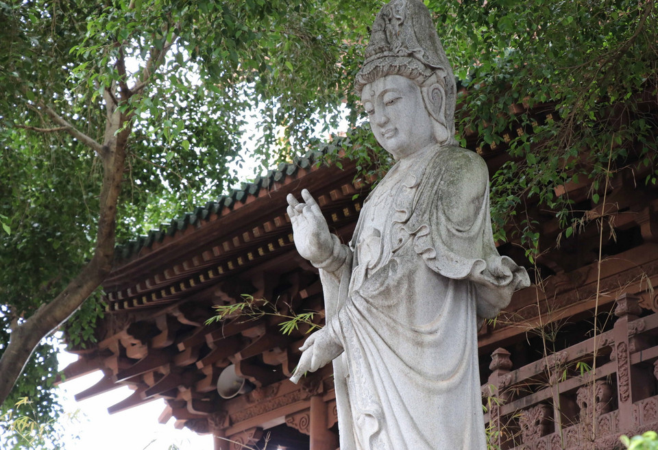  Tượng Bồ Tát ngay cổng vào của chùa Minh Thành. (Ảnh: Hồng Điệp/TTXVN)