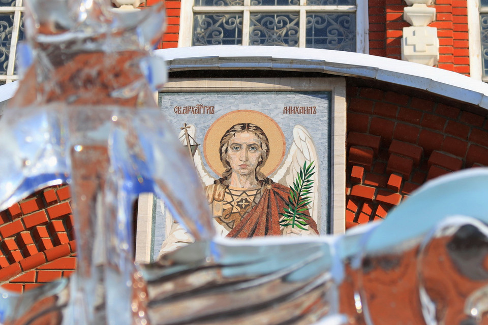 Hình ảnh Tổng lãnh thiên thần Mikhail - vị thần bảo trợ cho những người thợ rèn súng. (Ảnh: Duy Trinh/TTXVN)