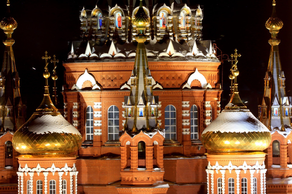 Vào ban đêm, các thiết bị chiếu sáng được bật lên và người dân có thể nhìn thấy mái vòm chính của nhà thờ từ hầu hết mọi nơi ở thành phố Izhevsk. (Ảnh: Trần Hiếu/TTXVN)