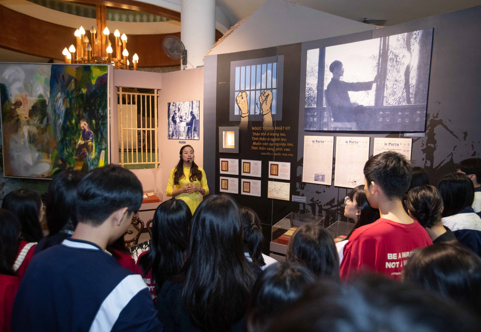 Nhân viên Bảo tàng Văn học Việt Nam giới thiệu với du khách về cuộc đời, sự nghiệp cách mạng và văn chương của Chủ tịch Hồ Chí Minh và tác phẩm "Ngục trung nhật ký." (Ảnh: Hoàng Hiếu/TTXVN)