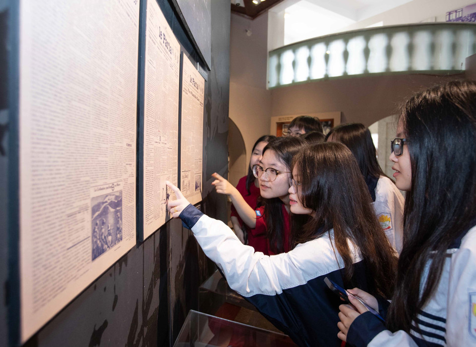 Du khách tham quan, tìm hiểu tại không gian về các nhà văn, nhà thơ, danh nhân văn hóa Bảo tàng Văn học Việt Nam. (Ảnh: Hoàng Hiếu/TTXVN)