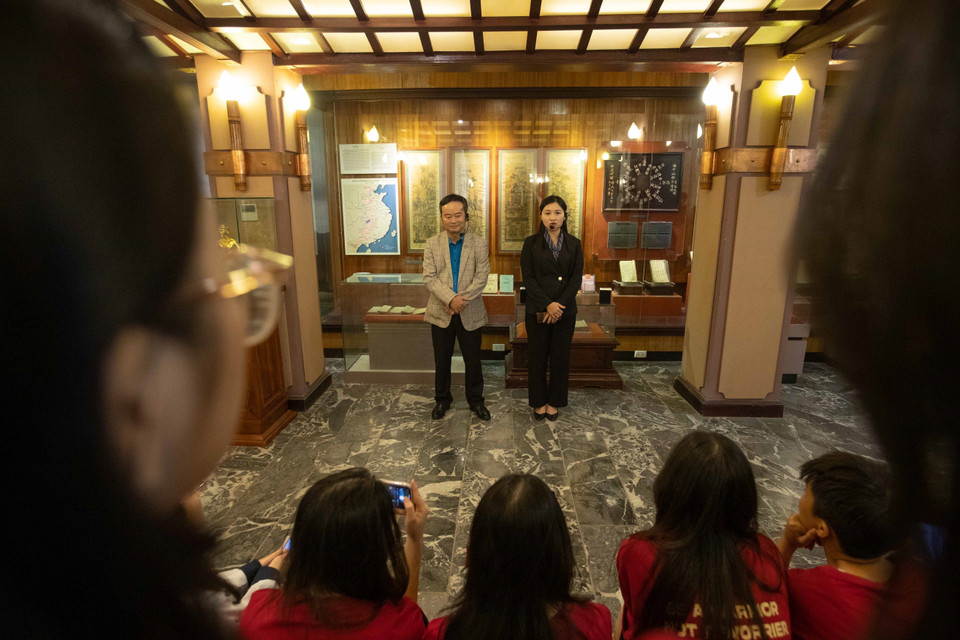 Nhà thơ Đỗ Anh Vũ (bên trái) trình bày tóm tắt bằng thơ tác phẩm Truyện Kiều của Đại thi hào Nguyễn Du. (Ảnh: Hoàng Hiếu/TTXVN)