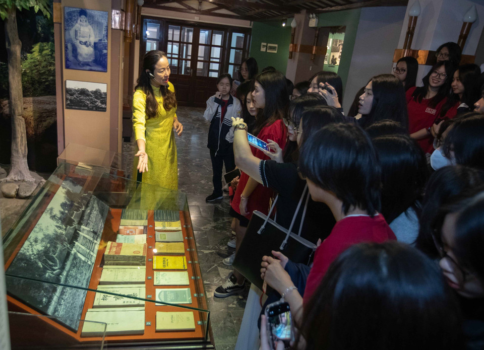 Không gian trưng bày, giới thiệu hình ảnh, sự nghiệp và các tác phẩm của nhà thơ, nhà văn hóa Nguyễn Trãi. (Ảnh: Hoàng Hiếu/TTXVN)