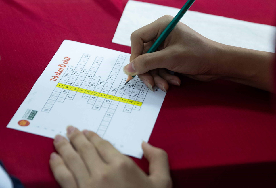 Hoạt động trải nghiệm giải ô chữ tìm hiểu về những tác phẩm, nhà văn Việt Nam được tổ chức ngay tại Bảo tàng. (Ảnh: Hoàng Hiếu/TTXVN)