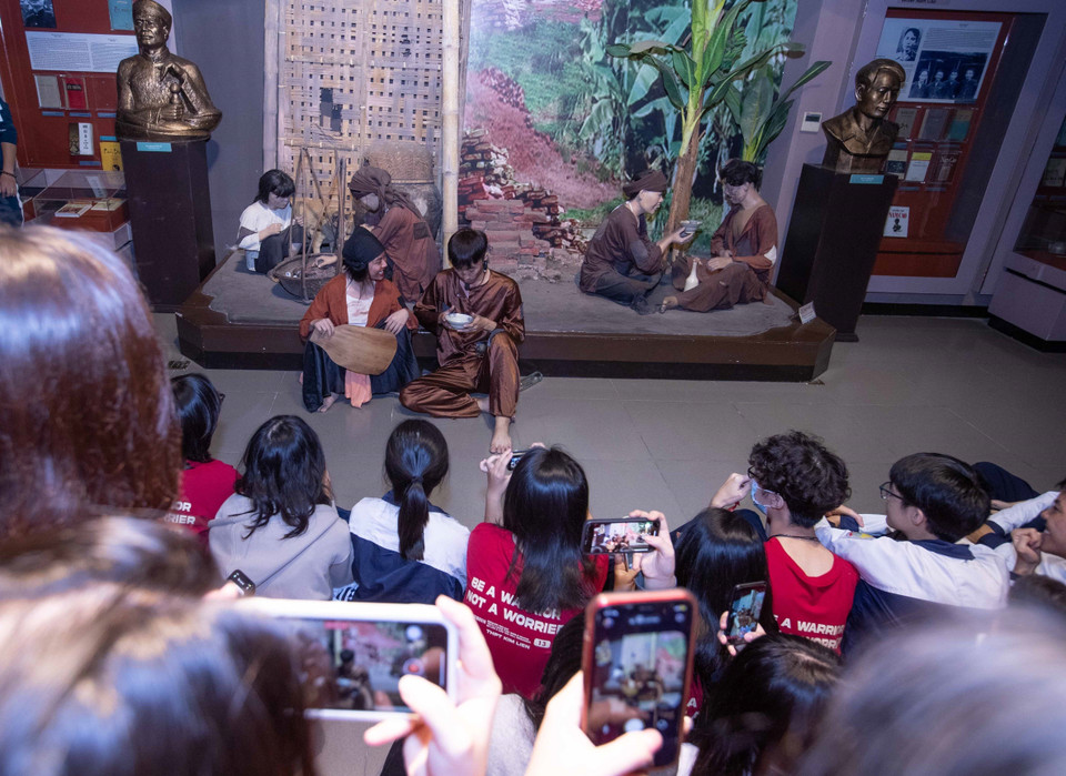 Khán giả thưởng thức trích đoạn sân khấu "bát cháo hành" với nhân vật Chí Phèo và Thị Nở trong tác phẩm Chí Phèo của nhà văn Nam Cao. (Ảnh: Hoàng Hiếu/TTXVN)