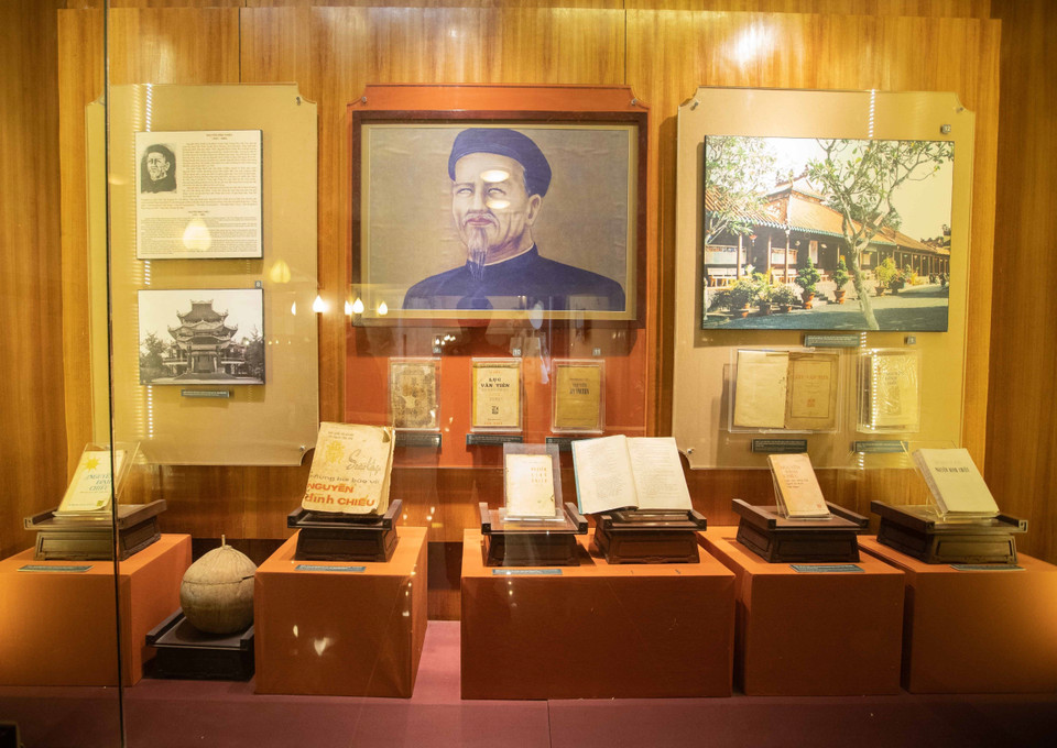 Không gian trưng bày các tác phẩm nổi tiếng của danh nhân văn hóa Nguyễn Đình Chiểu. (Ảnh: Hoàng Hiếu/TTXVN)