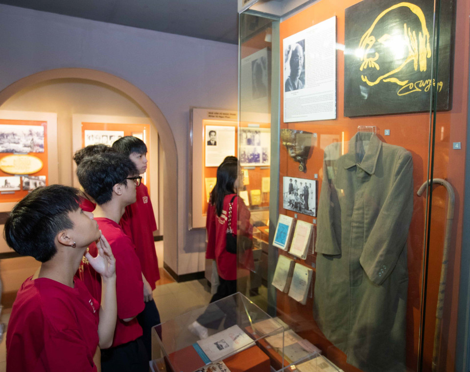 Du khách tham quan, tìm hiểu tại không gian về các nhà văn, nhà thơ, danh nhân văn hóa ở Bảo tàng Văn học Việt Nam. (Ảnh: Hoàng Hiếu/TTXVN)