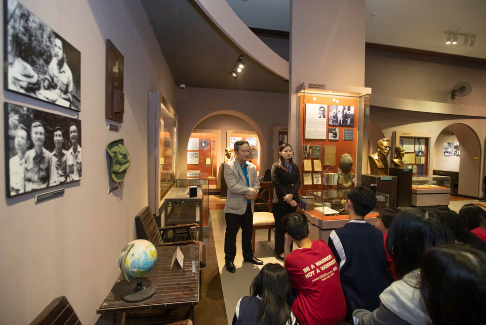 Du khách tìm hiểu về các nhà văn, nhà thơ, danh nhân văn hóa được giới thiệu tại Bảo tàng Văn học Việt Nam. (Ảnh: Hoàng Hiếu/TTXVN)