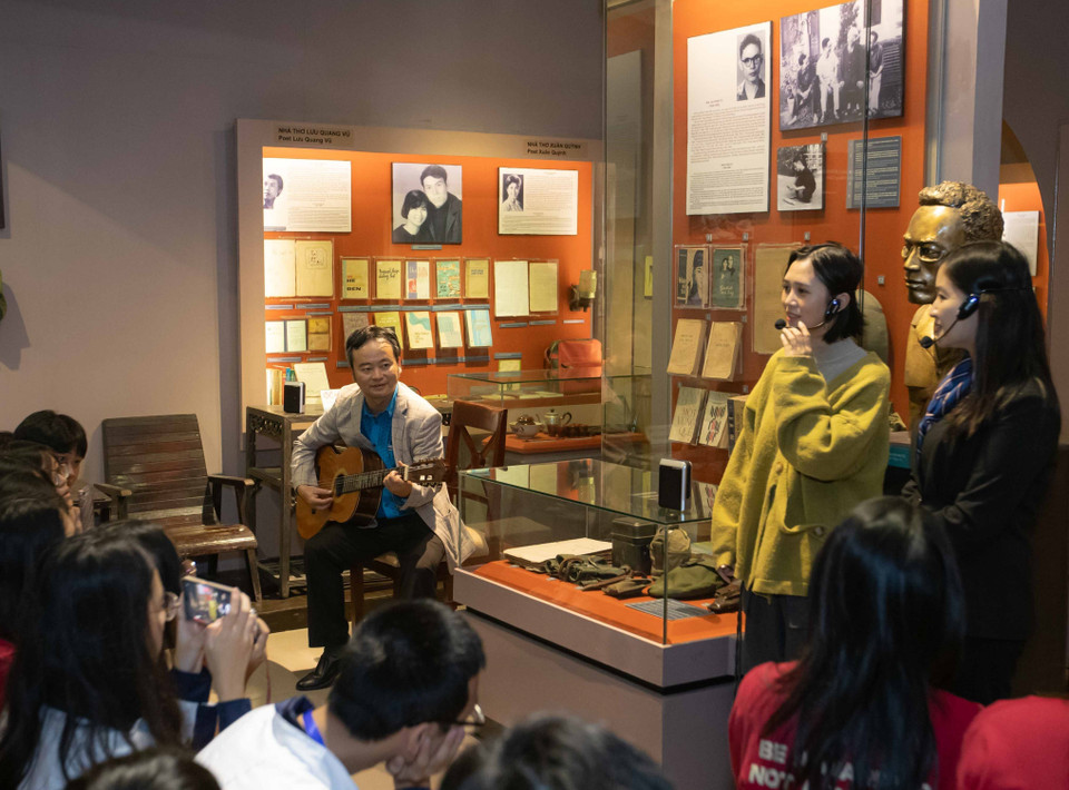 Du khách tìm hiểu, lắng nghe câu chuyện về cuộc đời và sự nghiệp của vợ chồng nhà thơ Xuân Quỳnh và nhà văn, nhà viết kịch Lưu Quang Vũ. (Ảnh: Hoàng Hiếu/TTXVN)